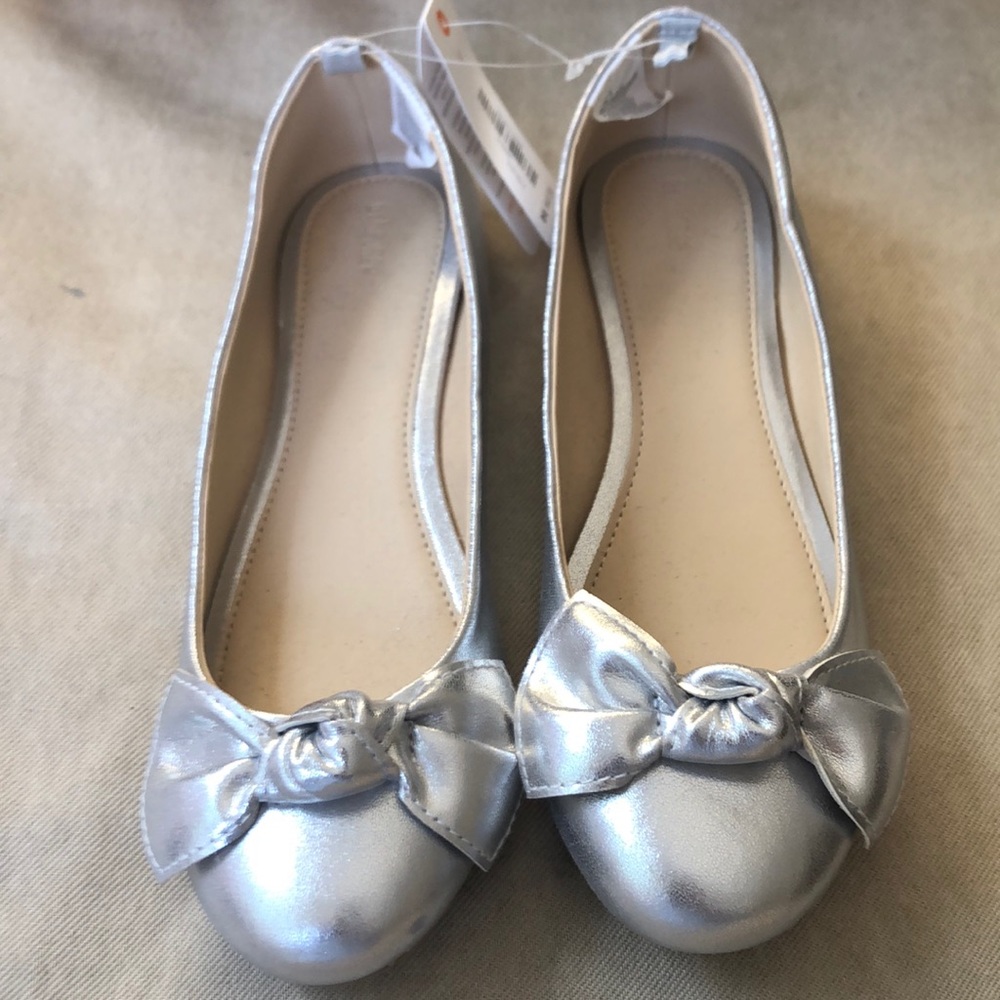 Gymboree NWT Sz 4 Girls.  Silver flats w bows.